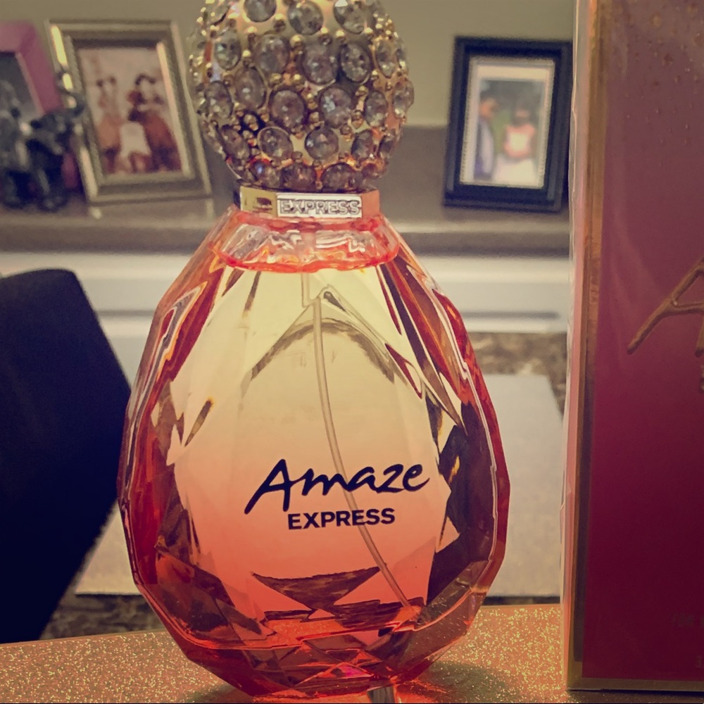 NEW *** EXPRESS Fragance *** Amaze ***